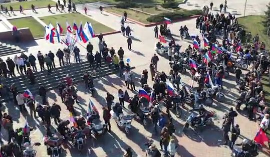 "Нощни вълци" от цяла Русия окупираха Симферопол заради Кримската пролет (ВИДЕО)