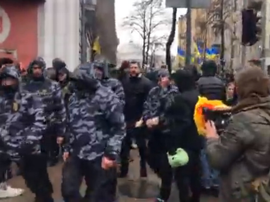 Хиляди украински националисти окупираха президентството, обстрелват полицията с плюшени прасета (СНИМКИ/ВИДЕО)