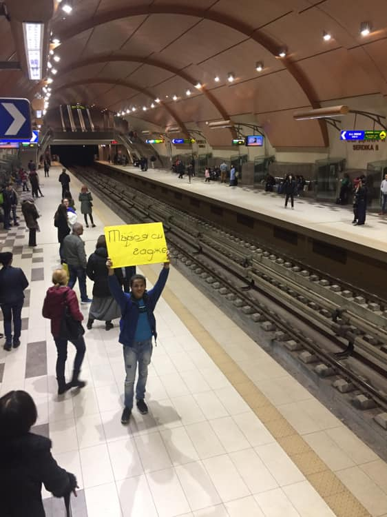 Само в БЛИЦ! Този младеж в столичното метро побърка цялата мрежа (СНИМКИ)