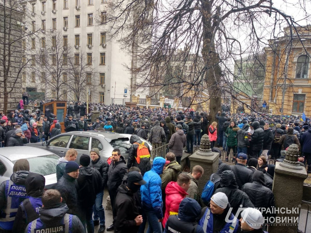 Хиляди украински националисти окупираха президентството, обстрелват полицията с плюшени прасета (СНИМКИ/ВИДЕО)