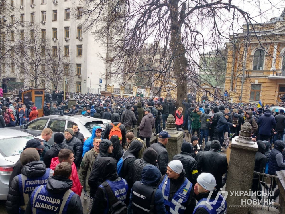 Хиляди украински националисти окупираха президентството, обстрелват полицията с плюшени прасета (СНИМКИ/ВИДЕО)