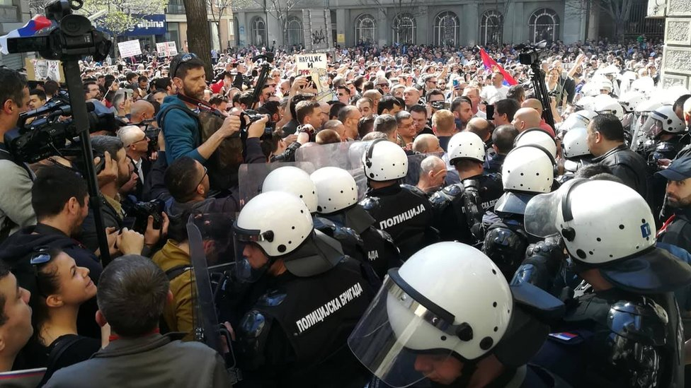В Белград е страшно! Пред президентството почерня от народ, "жива верига на свободата" държи Вучич в капан (СНИМКИ/ВИДЕО)