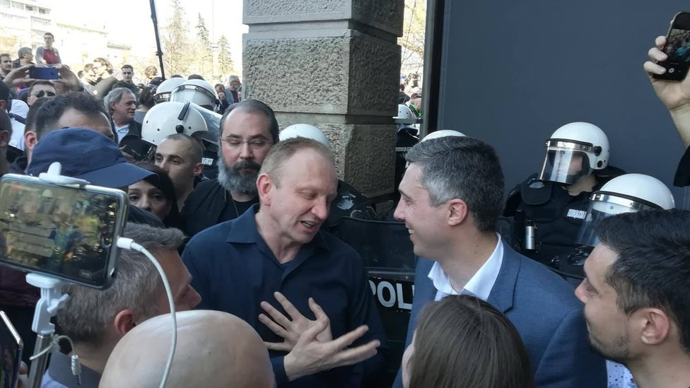 В Белград е страшно! Пред президентството почерня от народ, "жива верига на свободата" държи Вучич в капан (СНИМКИ/ВИДЕО)