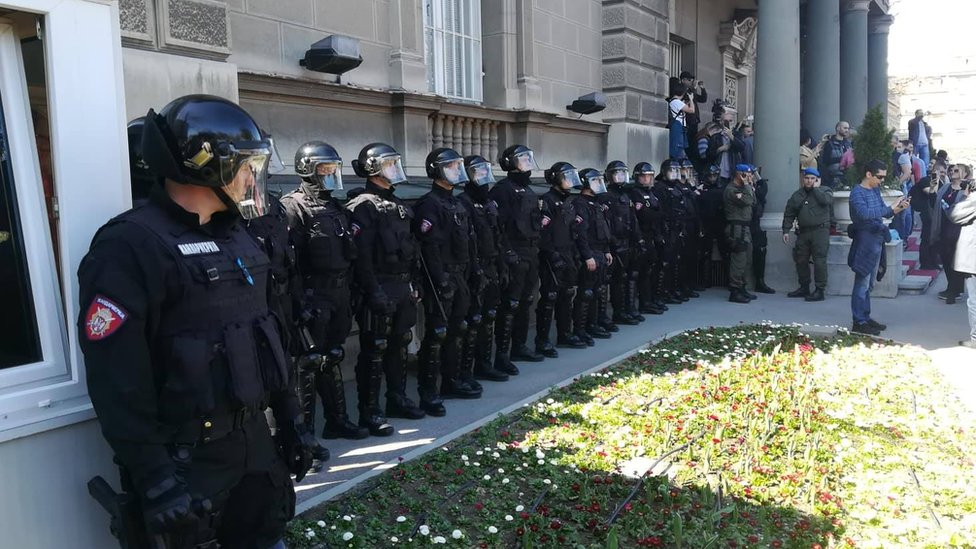 В Белград е страшно! Пред президентството почерня от народ, "жива верига на свободата" държи Вучич в капан (СНИМКИ/ВИДЕО)