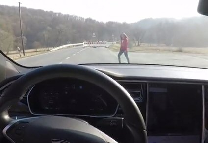 Шофьор застави жена си да застане пред Tesla, за да изпробва автопилота на колата (ВИДЕО)