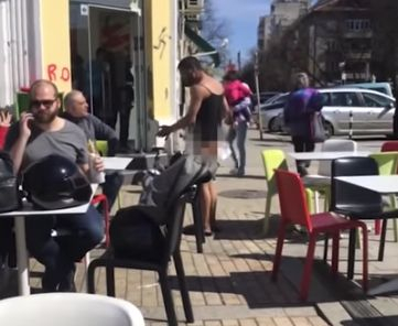 Отвратително! Циганин си развя оная работа пред десетки майки с деца в центъра на Русе (СКАНДАЛНО ВИДЕО 18+)