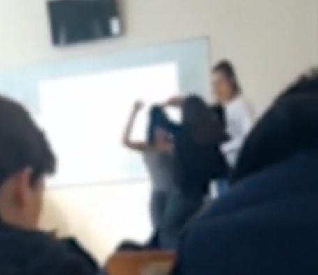 Ученички от столично школо въртят мазни гюбеци, а учителките им ръкопляскат!