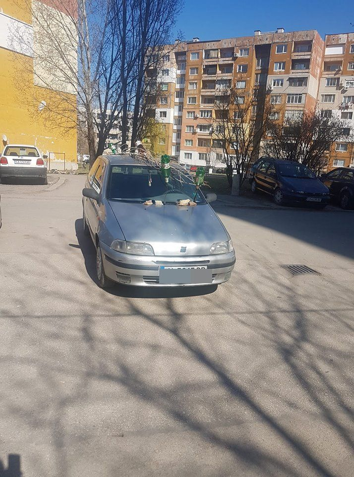 Само в БЛИЦ! Шофьор от Монтана показа на столичани как се паркира в Дивия Северозапад и си изпати жестоко (СНИМКИ)