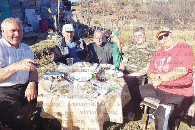 Селски кмет събра другарите си от детинство на тежка софра, но нещата се объркаха и... (СНИМКИ)