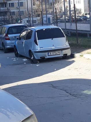 Шофьор стана жертва на брутално отмъщение! Облепиха му вратите с пяна, а за капак... (СНИМКИ)