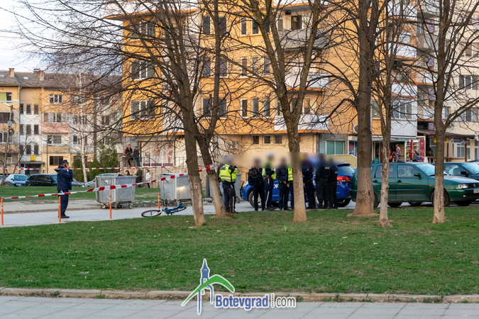 Гледката е страшна! Трупът на убитата шивачка лежи на тротоара в Ботевград (СНИМКИ 18+)
