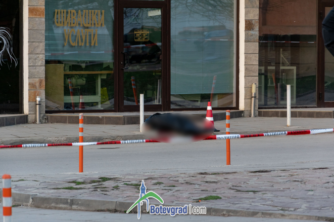 Гледката е страшна! Трупът на убитата шивачка лежи на тротоара в Ботевград (СНИМКИ 18+)