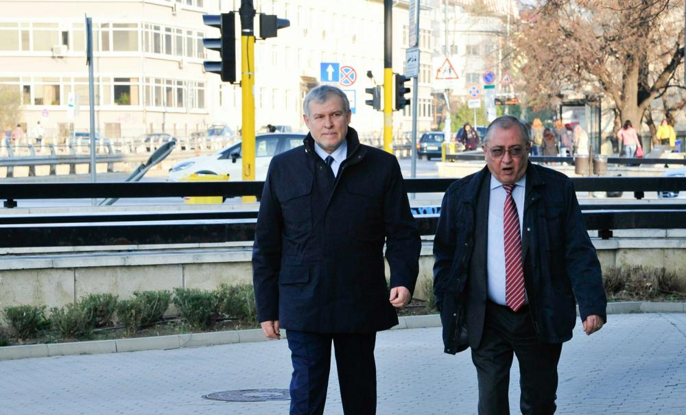 СНИМКИ показаха какво се случва в момента пред централата на ГЕРБ