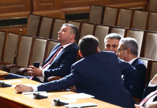 Драгомир Стойнев се появи изненадващо в парламента (СНИМКА)