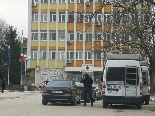 Извънредно в БЛИЦ: Още арести в Червен бряг, ето кои са задържани освен кмета!