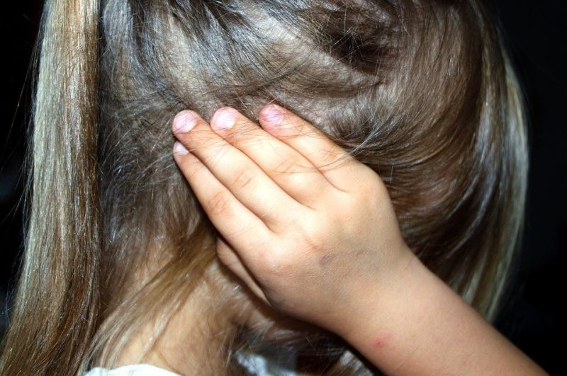 Извратен пловдивчанин съблича дъщеричките си голи, снима се с тях в неприлични пози