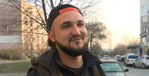 За пример: Млад софиянец запълва дупки около блока си в "Люлин" (СНИМКИ)