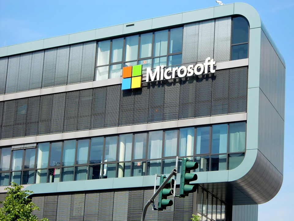 Microsoft развърта метлата, стотици остават на улицата