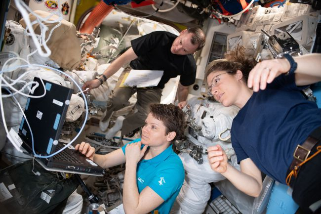 NASA излъчва НА ЖИВО: Американска астронавтка излезе в открития Космос! 