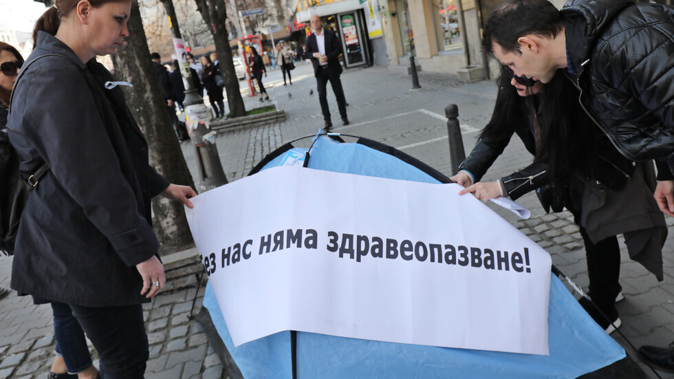 Протестът на здравните работници ескалира все повече 