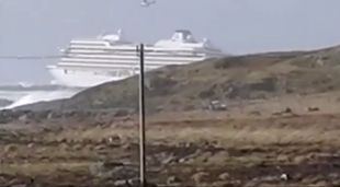 Водата залива каютите: Ужасяващи КАДРИ от бедстващия край Норвегия круизен кораб 