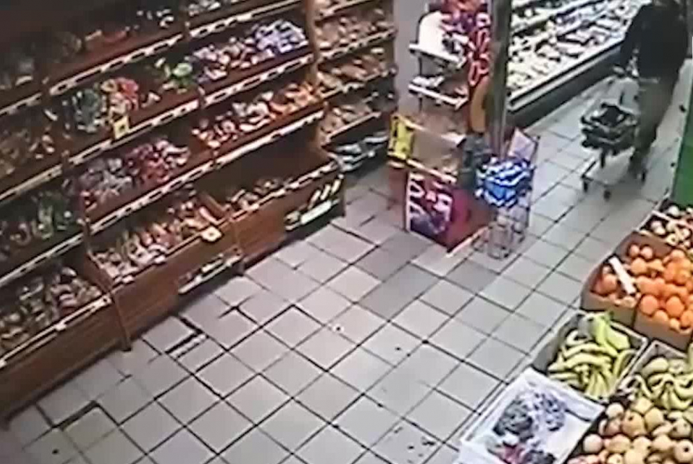 Мъж спокойно задигна 105 бутилки бира от супермаркет (ВИДЕО)
