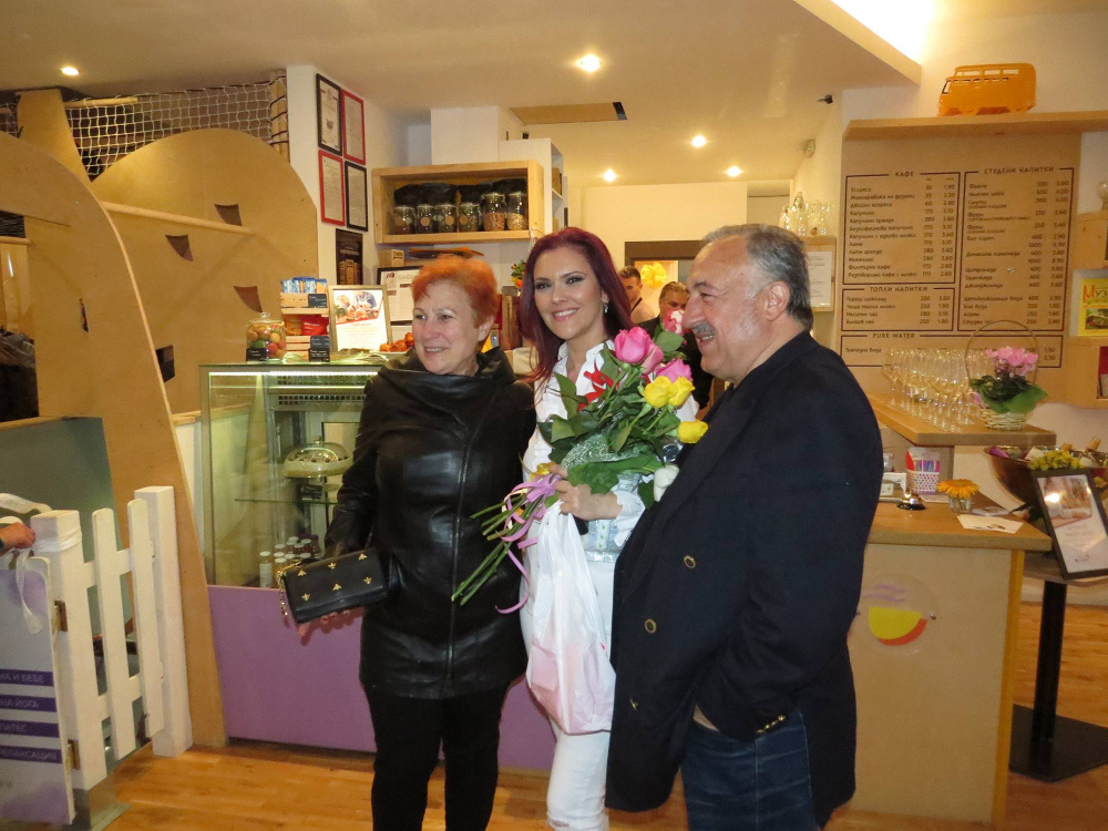 Светла Иванова създаде уютно място за солни инхалации, йога практики и арт събития (СНИМКИ)