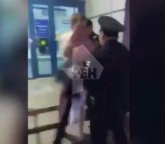 Гол пътник спретна истински спектакъл на летището в Омск! Полицаите се видяха в чудо (ВИДЕО 18+)