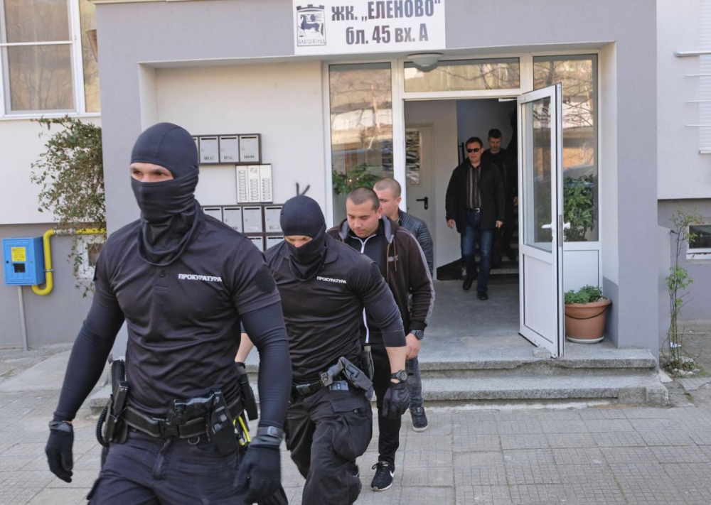 Любовната афера на дознателката Розалия с Владо Боклука докарала инфаркт на баща ѝ