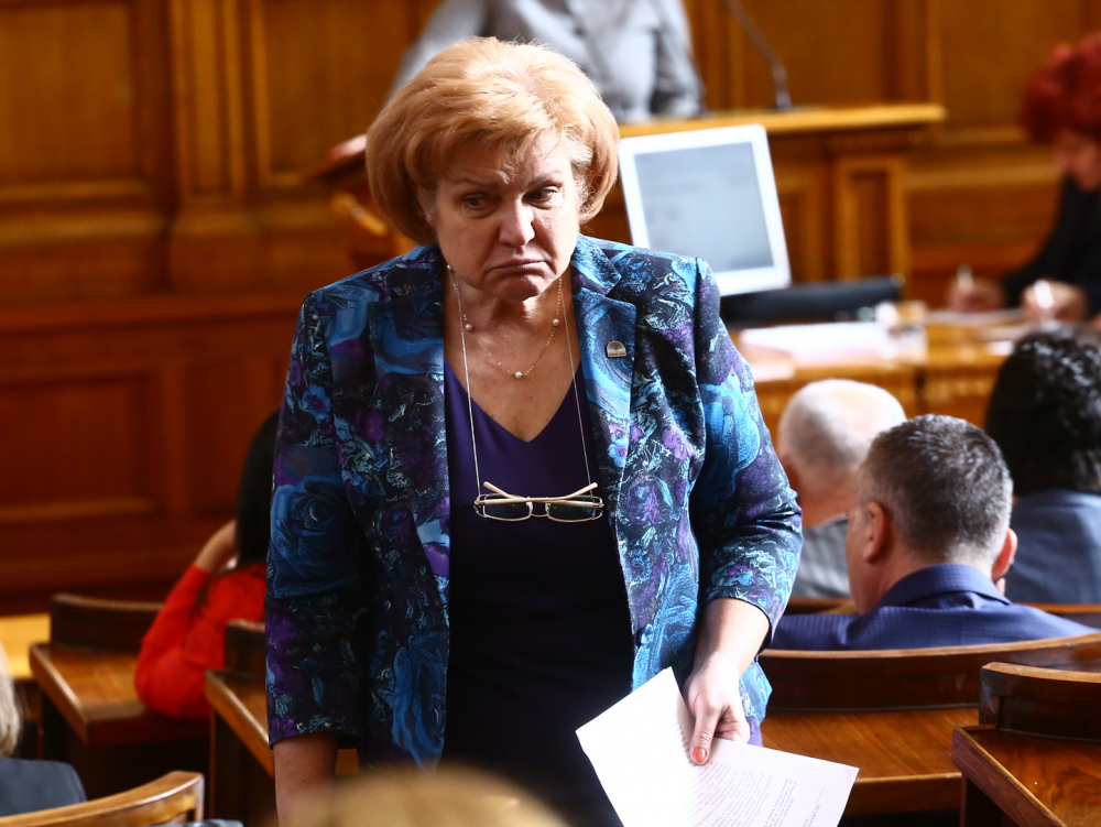 Менда Стоянова: Иван Тотев не е Корнелия Нинова
