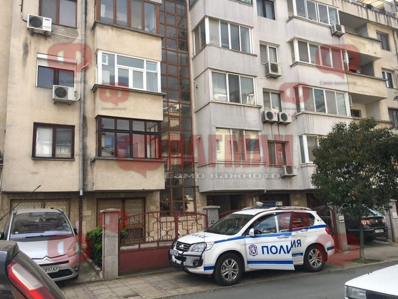 Униформени атакуваха сграда в бургаския ж.к. "Лазур", вътре има труп 
