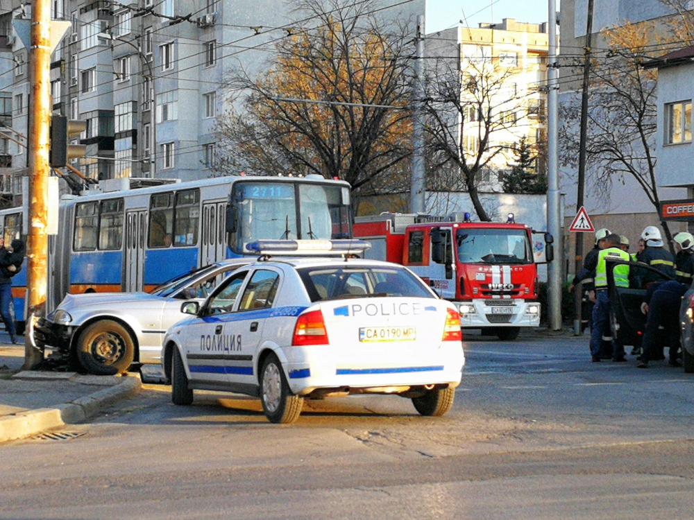 Само в БЛИЦ! Страховито меле с 3 коли в "Люлин" (СНИМКИ)