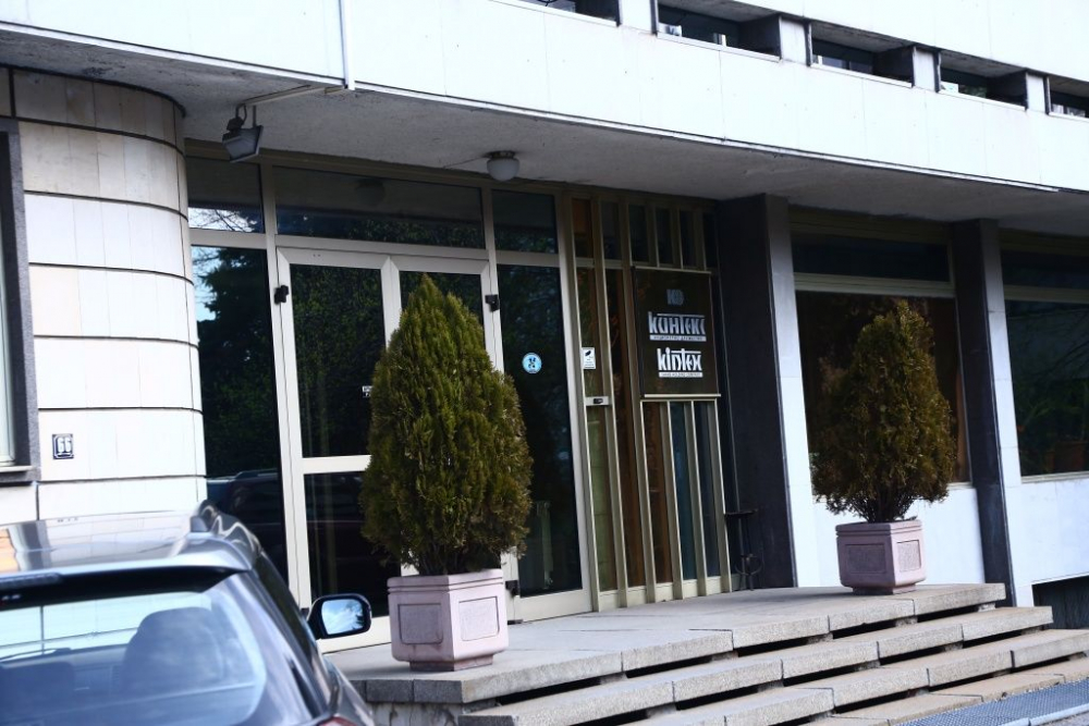 Първи СНИМКИ в БЛИЦ: Пред "Кинтекс" почерня от полиция, прокуратурата даде информация за акцията 