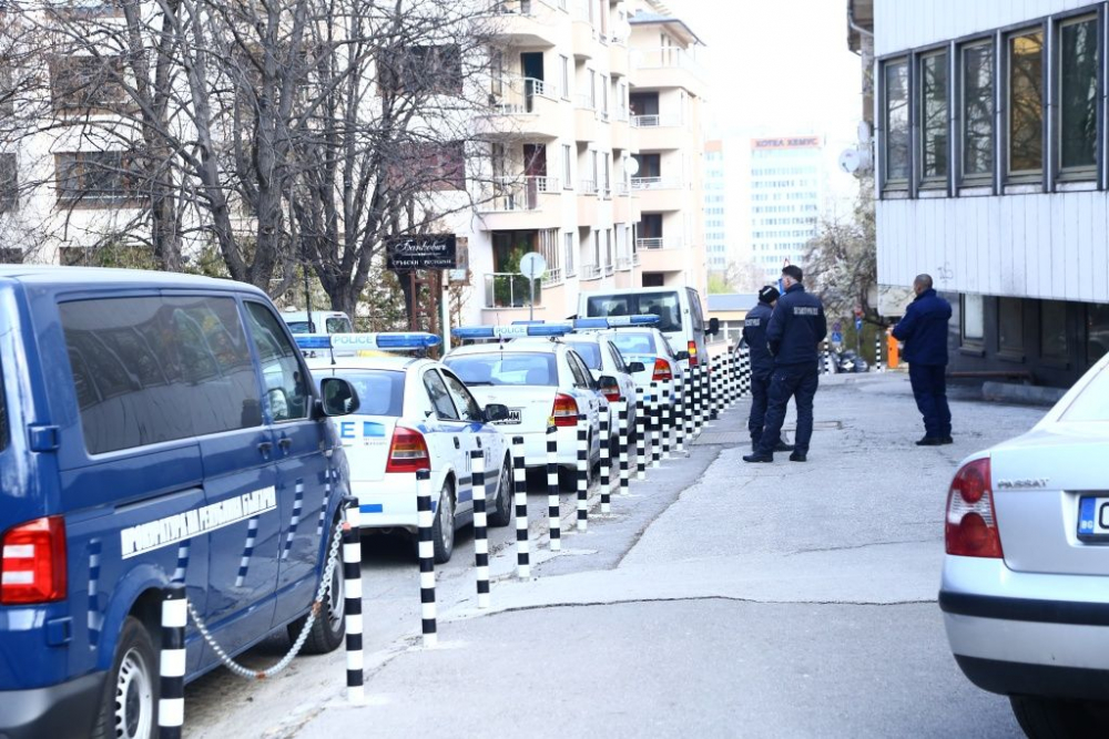 Първи СНИМКИ в БЛИЦ: Пред "Кинтекс" почерня от полиция, прокуратурата даде информация за акцията 