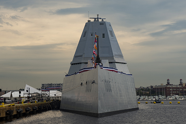 Американският невидим разрушител USS Zumwalt (DDG 1000) пристигна в Аляска с неизвестна мисия (СНИМКИ)