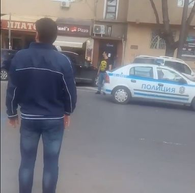 Само в БЛИЦ! Не е за вярване какво направиха двама младежи с полицейска патрулка 