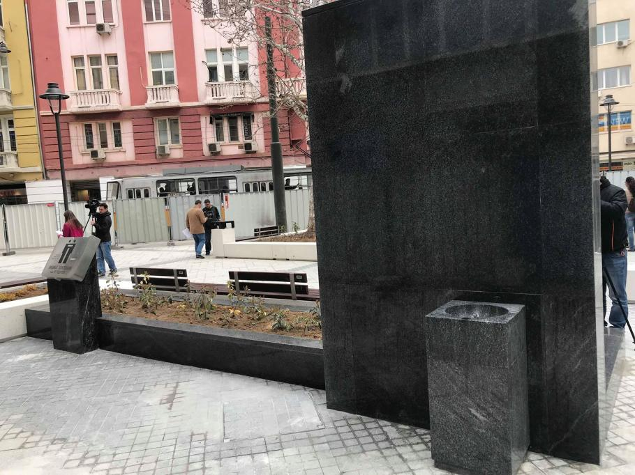 Фандъкова си каза тежката дума за "надгробната плоча" на пл. "Гарибалди", която разгневи столичани 
