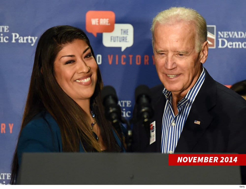 Джо Байдън го загази като Кобрата! Целунал млада политическа кариеристка по….