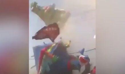 Страховито ВИДЕО: Торнадо отвя батут с десетки деца вътре