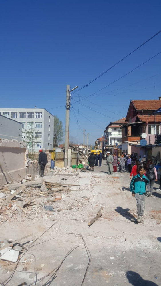 Жени с деца и крава се опитали да спрат багерите в Шекера (СНИМКИ)