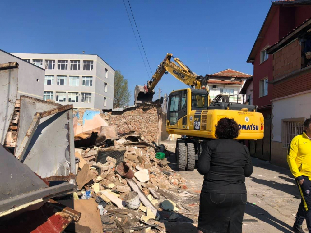 Жени с деца и крава се опитали да спрат багерите в Шекера (СНИМКИ)