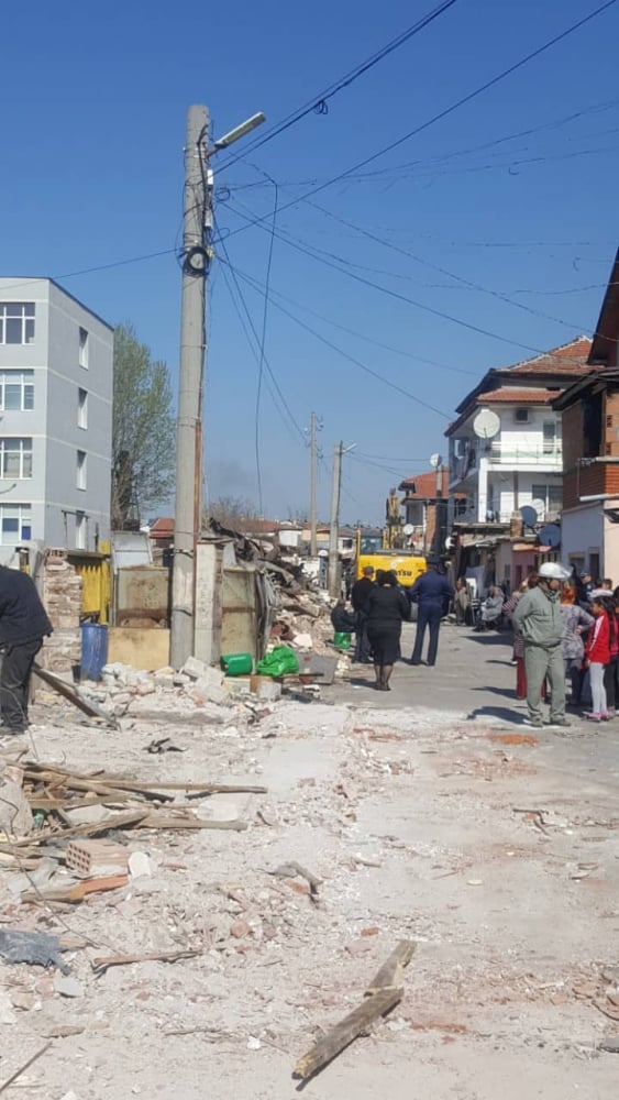 Жени с деца и крава се опитали да спрат багерите в Шекера (СНИМКИ)