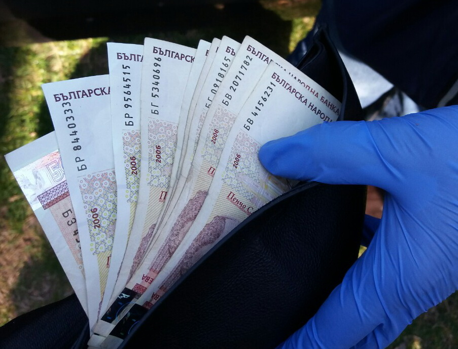 Софиянка намери разпилени много пари до болница, МВР спешно издирва...