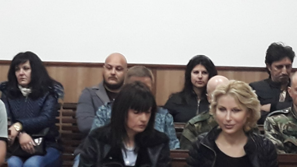 Фаталната полицайка Люба, заради която командос уби ченге, дава показания в съда (СНИМКИ)