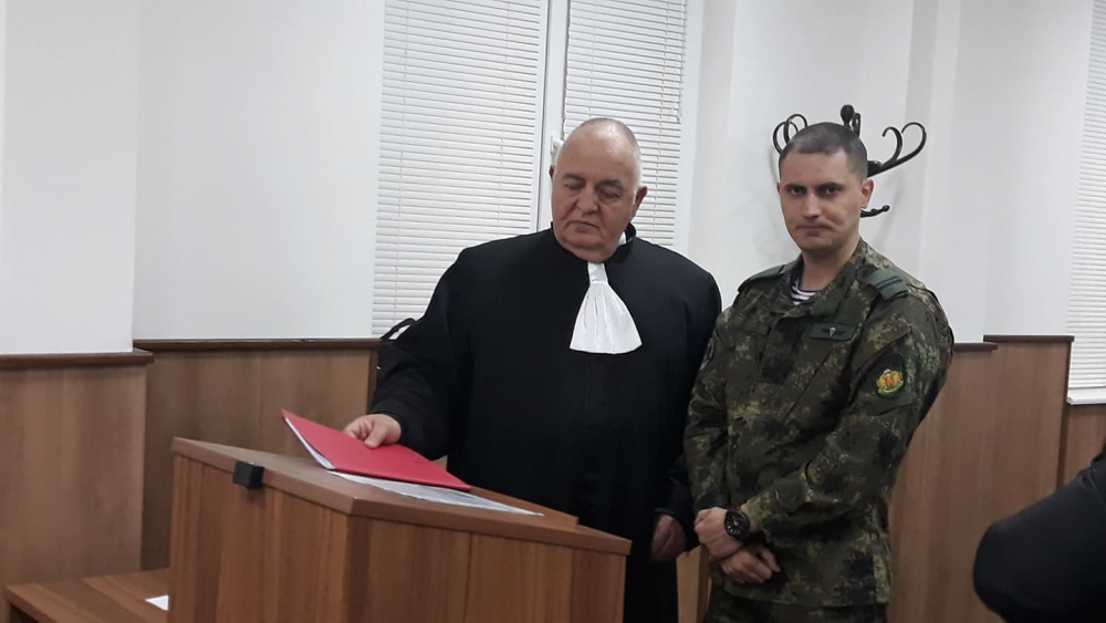 Фаталната полицайка Люба, заради която командос уби ченге, дава показания в съда (СНИМКИ)