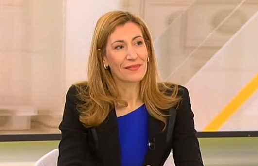Ангелкова разби сплетните на Симеонов с документи за апартамента си