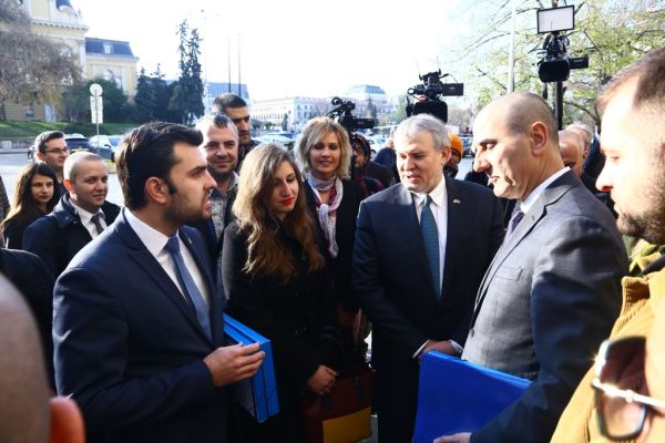 Цветанов първи регистрира ГЕРБ за евроизборите (СНИМКИ)