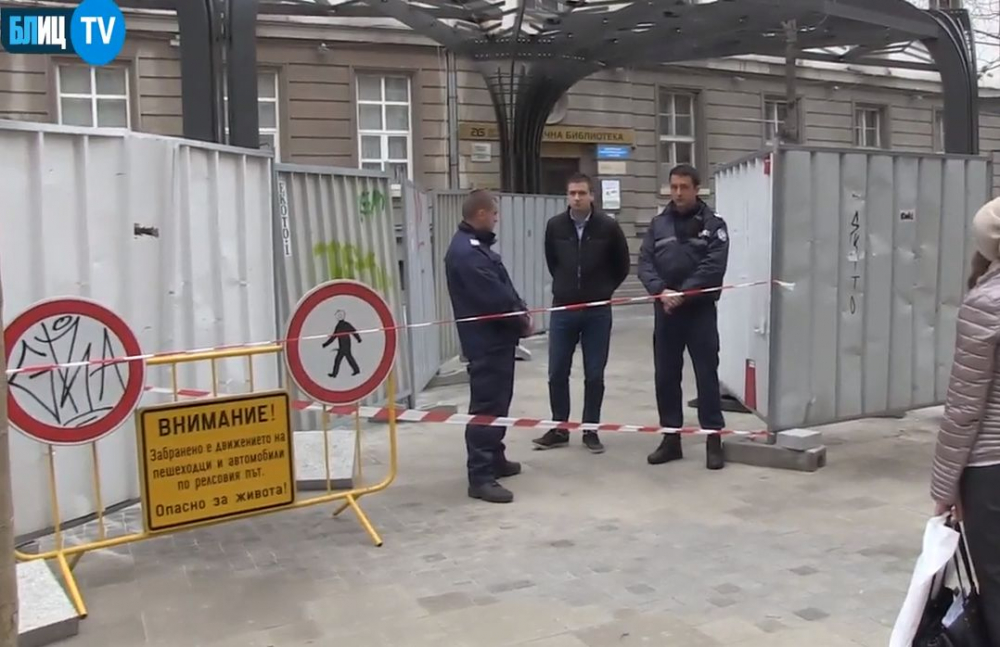 Психично болен нахлу в Столичната библиотека и направи кървава беля (ВИДЕО)
