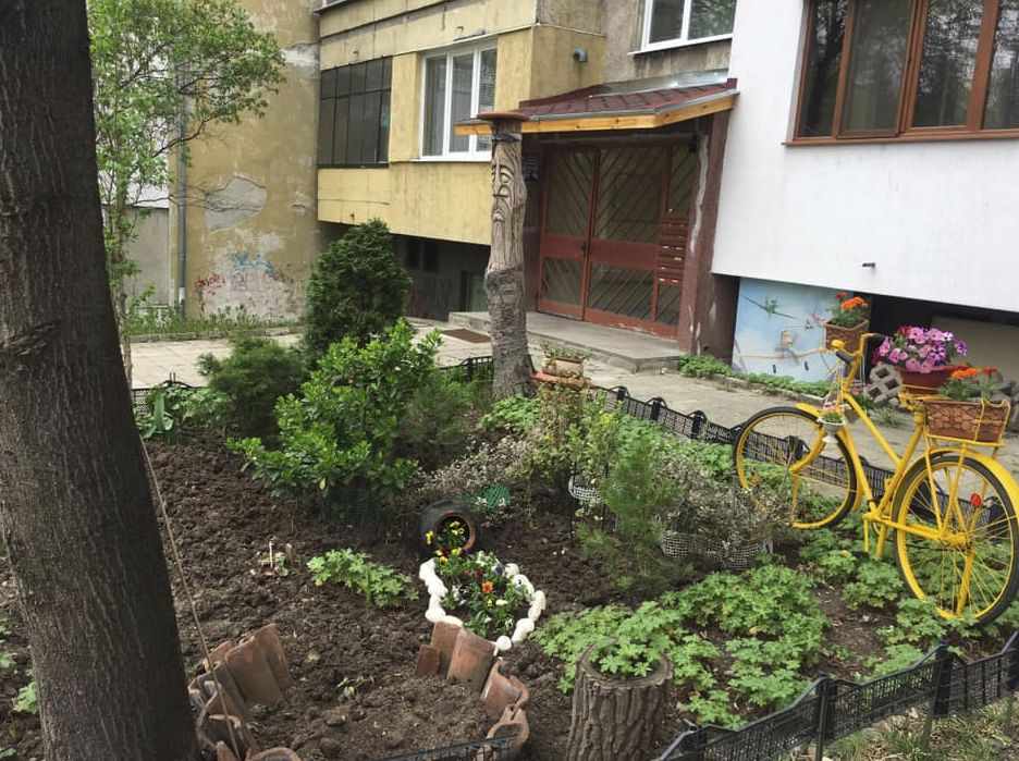 Всички хвалят задружни съседи от столичен блок за тази градинка (СНИМКА)