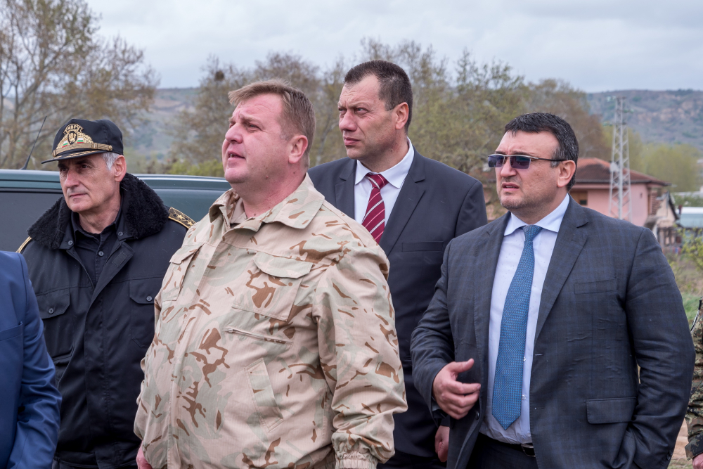 Каракачанов разпореди на войската да е готова срещу ордите бежанци от Турция